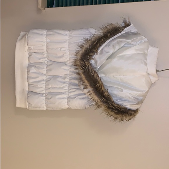 White puffy vest with fur hoodie - Picture 2 of 2